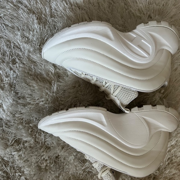 A size 4 white diesel sneaker - Picture 5 of 6